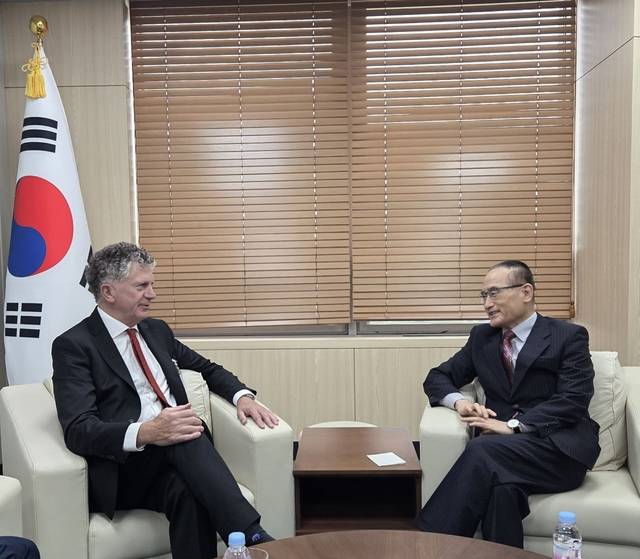 위성락 국가안보실장(오른쪽)과 조너선 파월 영국 국가안보보좌관.