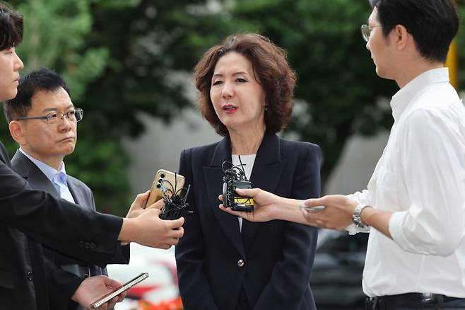 이진숙 교육부 장관 후보자가 지난달 30일 오전 서울 여의도 한국교육시설안전원에 마련된 인사청문회 사무실로 출근하며 취재진의 질의에 답변하고 있다. /사진=뉴스1