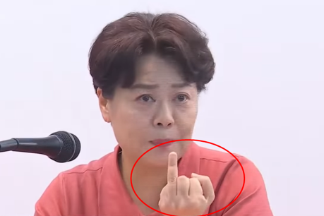 윤희숙 국민의힘 혁신위원장이 8대 혁신안을 발표하면서 손가락을 엄지부터 중지, 검지, 약지까지 하나씩 세워가며 이야기하고 있다. /연합뉴스TV 캡처