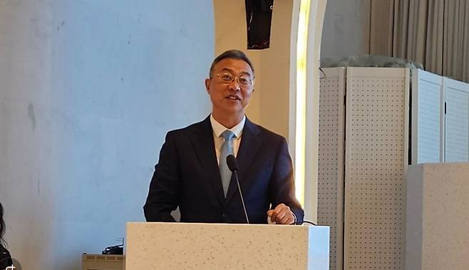 지난 13일 부산 영도구 소재 목장원 컨벤션홀에서 샨시성·부산 경제무역 교류 협력 좌담회가 열린 가운데 샨시성 판원춘 상무부청장이 중국의 재생에너지 산업 현황 등을 설명하고 있다. 한국에너지전환사업단 제공