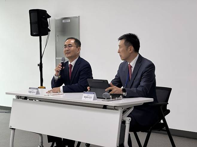 이정환 SK렌터카 대표이사(왼쪽), 박상욱 SK렌터카 경영지원부문장이 15일 충남 천안 SK렌터카 오토옥션에서 기자들의 질문에 답하고 있는 모습. 정원일 기자