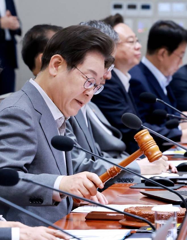 이재명 대통령이 15일 서울 용산 대통령실 청사에서 열린 국무회의에서 의사봉을 두드리며 개회 선언을 하고 있다. (대통령실통신사진기자단) /사진=뉴시스