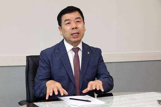 박종길 근로복지공단 이사장이 15일 서울 영등포구 근로복지공단 서울남부지사에서 진행된 인터뷰에서 "취약계층인 플랫폼 종사자 등 노무제공자도 가입 대상으로 포함해 퇴직연금의 사각지대를 최소화해야 한다"고 말하고 있다. 사진=박범준 기자