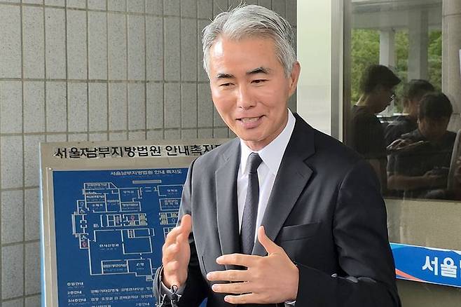 넥써쓰 장현국 대표가 1심에서 무죄를 선고받은 후 취재진과 인터뷰를 진행하고 있다.