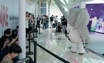 ‘브라운더스트2’ 지난 6월 27일부터 7월 13일까지 서울 건대입구역 스타시티몰 ‘브이스퀘어’에서 열린 ‘브라운더스트2’ 2주년 오프라인 행사장 입장을 기다리는 관람객들이 게임의 캐릭터 ‘윾돌이’ 인형을 사진 찍고 있다.