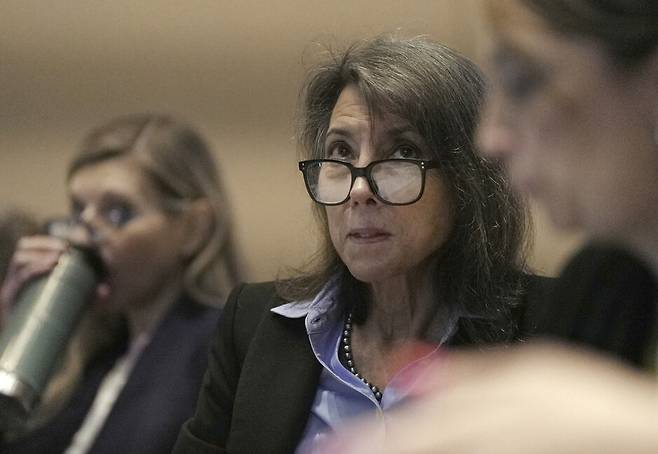 로버트 에프(F.) 케네디 주니어가 설립한 백신 반대 단체 ‘아동건강보호단체’의 회장 출신인 린 레드우드가 6월26일 질병통제예방센터 예방접종자문위원회 회의에 출석해 있다. 그는 간호사 출신으로, 자폐증이 백신과 관련이 있다는 주장을 펴왔다. AP 연합뉴스