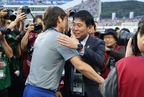 홍명보 감독이 15일 한일 라이벌전에 앞서 모리야스 하지메 일본 감독과 인사하고 있다. 연합뉴스