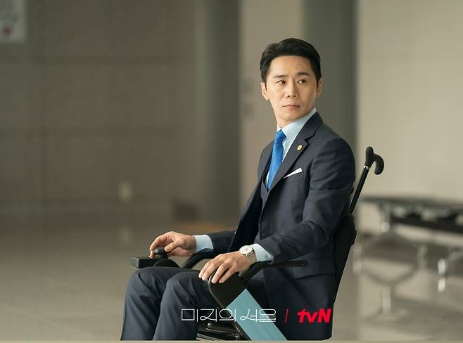 드라마 ‘미지의 서울’에서 톱3 로펌의 승소율 가장 높은 변호사 이충구는 최신형 전동휠체어를 타고 막힘없이 이동한다. tvN 제공