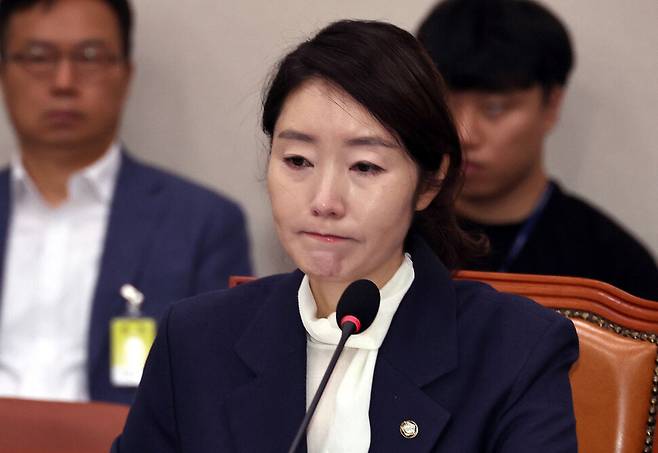 강선우 여성가족부장관 후보자가 2025년 7월14일 국회에서 열린 인사청문회에서 가족 얘기를 하다 감정을 추스르고 있다. 한겨레 윤운식 선임기자