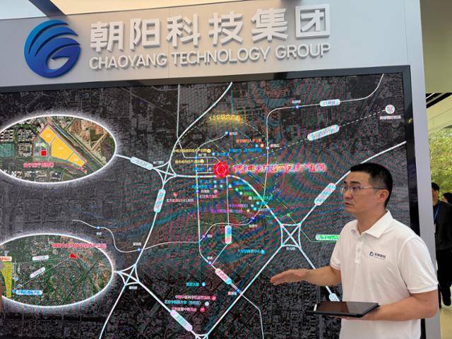 3일 중국 차오양구 중관춘디지털의료산업단지에서 관계자가 '바이오 클러스터' 정책에 대해 설명하고 있다. 베이징=이혜미 특파원