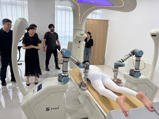 중국의 바이오 클러스터에는 제약 업체뿐 아니라 의료기기, 헬스케어 등 다양한 관련 업체들이 모여 있다. 3일 베이징 차오양구의 중관춘디지털의료산업단지에 한 로봇 안마기기 업체가 제품을 시연하고 있다. 베이징=이혜미 특파원