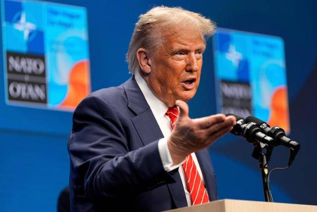 도널드 트럼프 미국 대통령이 지난달 25일 네덜란드 헤이그에서 열린 북대서양조약기구 정상회의에 참석한 뒤 기자회견하고 있다. 헤이그=AP 뉴시스