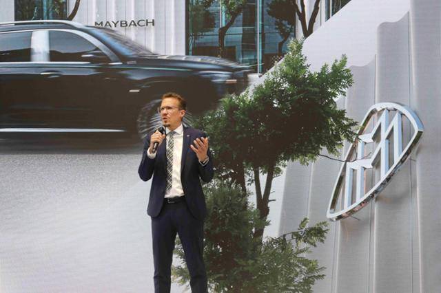 마티아스 가이젠 메르세데스-벤츠 그룹 AG 이사회 멤버 겸 마케팅&세일즈 총괄이 14일 '마이바흐 브랜드센터 서울'에서 발표를 하고 있다. 메르세데스-벤츠 코리아 제공