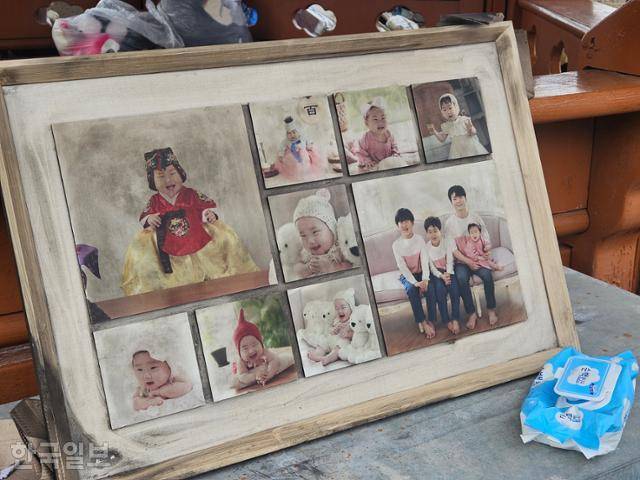 임지호군 식구의 집과 가게가 다 타고 건진 건 막내딸의 돌을 기념해 찍은 아이들 사진이 전부다. 박현자씨는 물티슈로 액자에 묻은 그을음을 박박 닦아냈다. 영덕=이유진 기자
