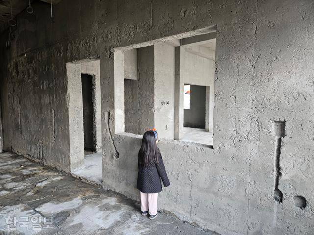 5월 1일 임소민양이 화재로 콘크리트 골조가 그대로 드러난 집 내부에서 1층 자신의 방이 있던 방향을 바라보고 있다. 영덕=이유진 기자