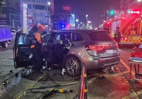 5월 8일 인천 남동구 구월동 도로에서 20대 A씨가 몰던 벤츠 차량이 중앙선을 넘어 마주 오던 QM6 차량과 부딪쳐 2명이 숨지고 4명이 다쳤다. 사진은 사고 현장 모습. 인천소방본부 제공