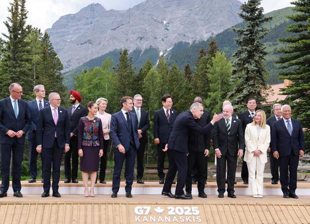 이재명 대통령과 주요 7개국(G7) 회원국 및 초청국 정상들이 지난 6월 17일 캐나다 캐내내스키스에서 열린 G7 정상회의장에서 기념촬영을 하고 있다. 캐내내스키스=뉴시스