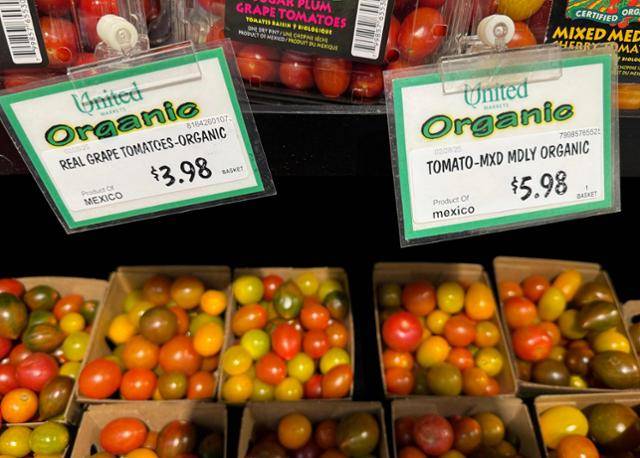 지난 3월 3일 미국 캘리포니아주 샌안셀모의 한 식료품점에 멕시코산 토마토가 진열돼 있다. 샌안셀모=AFP 연합뉴스