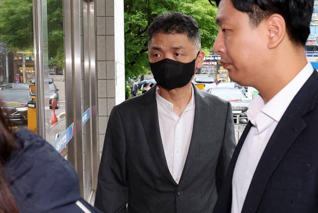 SM엔터테인먼트 인수 과정에서 시세조종을 지시·공모한 혐의로 재판에 넘겨진 카카오 창업자 김범수 미래이니셔티브센터장이 6월 20일 오전 서울 양천구 서울남부지방법원에서 열린 27차 공판에 출석하고 있다. 뉴시스
