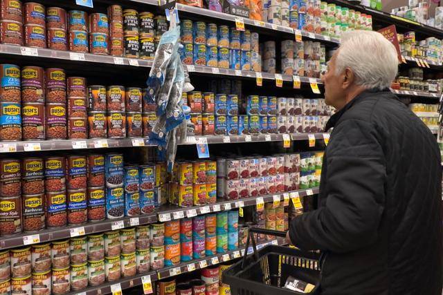 2월 12일 미국 캘리포니아주 로스앤젤레스의 한 식료품점에서 한 고객이 제품을 고르고 있다. EPA 연합뉴스 자료사진