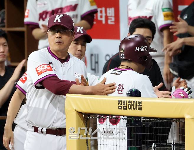 2025 KB0리그 프로야구 키움 히어로즈와 NC 다이노스의 경기가 11일 오후 서울 고척스카이돔에서 열렸다. 9회말 2사 최주환이 김시훈을 상대로 솔로홈런을 치고 홈인해 홍원기 감독의 축하를 받고 있다. 고척=김민규 기자&nbsp; /2025.06.11/