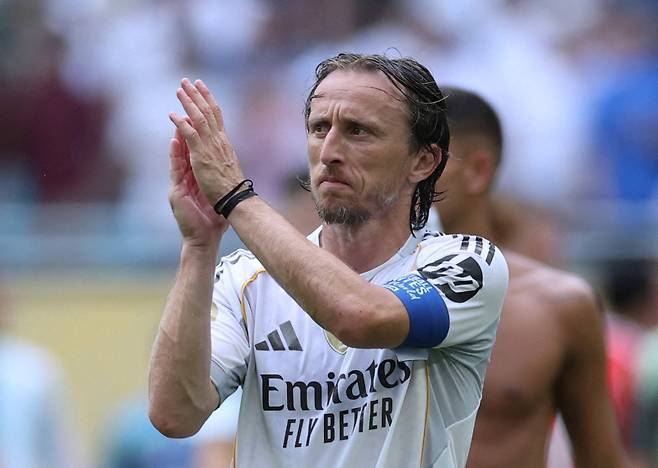 <yonhap photo-0090=""> FILE PHOTO: Soccer Football - FIFA Club World Cup - Round of 16 - Real Madrid v Juventus - Hard Rock Stadium, Miami Gardens, Florida, U.S. - July 1, 2025 Real Madrid's Luka Modric applauds fans after the match REUTERS/Hannah Mckay/File Photo/2025-07-08 00:25:44/ <저작권자 ⓒ 1980-2025 ㈜연합뉴스. 무단 전재 재배포 금지, AI 학습 및 활용 금지></yonhap>
