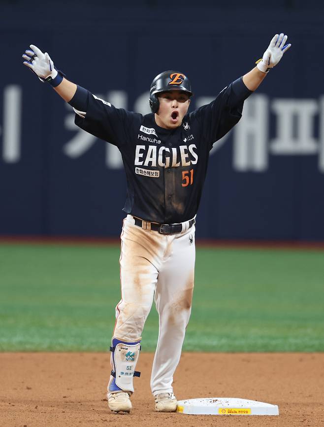 11일 오후 서울 고척스카이돔에서 열린 2025 프로야구 한화 와 키움 경기. 한화 문현빈이 9회 1타점 2루타를 날리고 기뻐하고 있다. 고척=정시종 기자 capa@edaily.co.kr /2025.05.11.