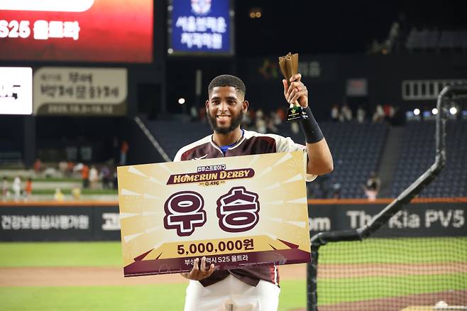 <yonhap photo-4683="">11일 오후 대전 한화생명볼파크에서 열린 '2025 KBO 올스타 프라이데이' 컴투스프로야구 홈런 더비에서 우승을 차지한 삼성 디아즈가 트로피를 들고 기념 촬영하고 있다. 사진=연합뉴스 </yonhap>