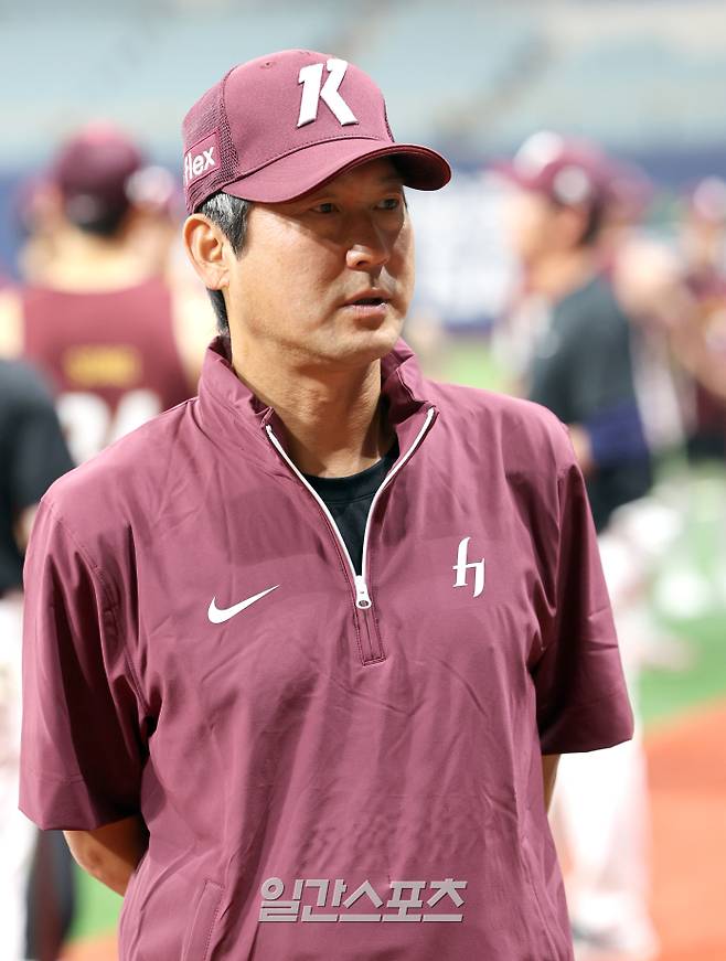14일 홍원기 감독과 고형욱 단장, 김창현 수석코치를 한꺼번에 해임한 키움 히어로즈가 설종진 감독대행 지휘로 15일 오후 고척 스카이돔에서 훈련했다. 훈련전 설종진 감독대행이 미소짓고 있다. 고척=정시종 기자 /2025.07.15.