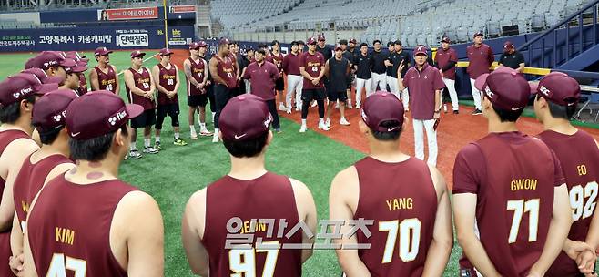 14일 홍원기 감독과 고형욱 단장, 김창현 수석코치를 한꺼번에 해임한 키움 히어로즈가 설종진 감독대행 지휘로 15일 오후 고척 스카이돔에서 훈련했다. 설종진 감독대행이 선수들과 얘기하고 있다. 고척=정시종 기자 /2025.07.15.