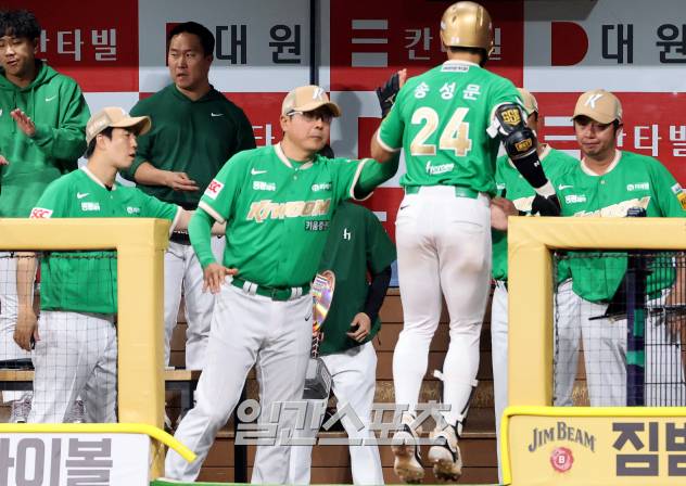 2025 KB0리그 프로야구 키움히어로즈와 KIA타이거즈의 경기가 7일 오후 서울 고척스카이돔에서 열렸다. 6회말 무사 송성문이 1점 홈런을 치고 홈인해 홍원기 감독의 축하를 받고 있다. 고척=김민규 기자 /2025.05.07/