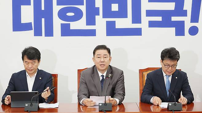 더불어민주당 김병기 당대표 직무대행 겸 원내대표가 15일 서울 여의도 국회에서 열린 더불어민주당 원내대책회의에서 발언하고 있다