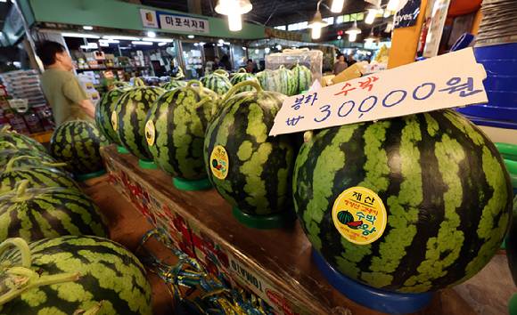 무더위에 물량 부족 및 수요 증가로 수박 가격이 계속해서 오르고 있는 15일 서울 시내의 한 시장에 수박이 진열돼 있다. [사진=연합뉴스]