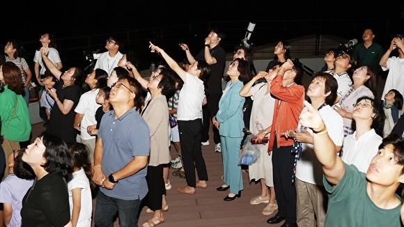 김보라 안성시장이 11일 박두진문학관을 방문해 시민들과 밤마실 행사를 체험하고 있다. [사진=안성시]