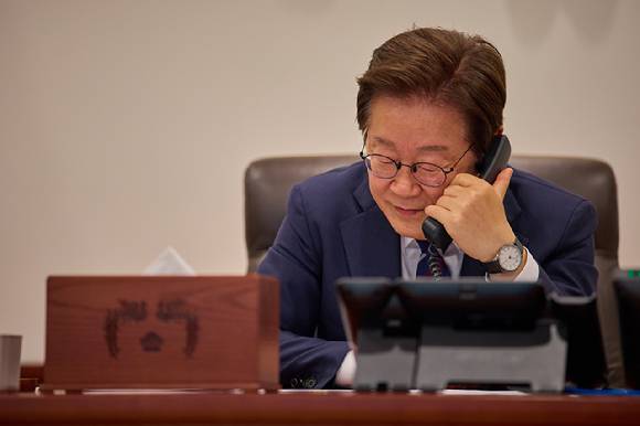 이재명 대통령이 지난 1일 서울 용산 대통령실 청사 집무실에서 크리스토퍼 럭슨 뉴질랜드 총리와 전화 통화를 하고 있다. 2025.7.1 [사진=연합뉴스]