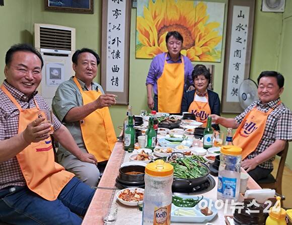 김영환(가운데) 충북지사가 12일 오후 6시30분쯤 청주시내 한 음식점에서 청주시의원들과 간담회를 겸해 가진 술자리 모습. 왼쪽부터 청주시의회 김현기 의장, 이완복 의원, 김 지사, 남연심·정태훈 의원. 2025. 07. 12. [사진=독자 제공]