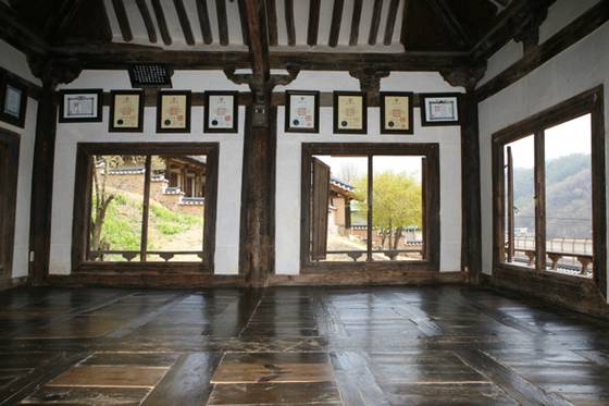 임청각의 사랑방. 독립운동 공적서 등이 걸려 있다. [사진 김정탁, 경상북도 독립운동기념관]