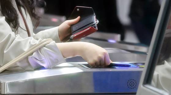 지하철을 이용하려는 시민이 개찰구에 교통카드를 찍고 있다. 뉴스1