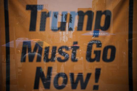 민주당 간사인 섀힌 의원은 로이터에 "트럼프 대통령이 동맹을 공격하고 미국의 외교 도구를 없애면서 세계 모든 곳에서 후퇴하는 동안 중국은 영향력을 구축하고, 관계를 확대하며, 세계 질서를 자국에 유리하게 재편하고 있다"고 말했다. 사진은 도널드 트럼프 미국 대통령을 규탄하기 위해 시위대가 들고 있는 "트럼프는 지금 물러나라" 손 팻말. 로이터=연합뉴스