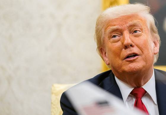 도널드 트럼프 미국 대통령이 14일(현지시간) 백악관에서 취재진의 질문에 답하고 있다. 로이터=연합뉴스