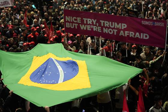 지난 10일 브라질 상파울루에서 도널드 트럼프 미국 대통령의 50% 관세 부과 발표에 항의하는 시위대가 브라질 국기를 들고 반트럼프 구호를 외치고 있다. 로이터=연합뉴스