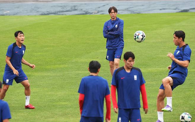 훈련을 지켜보는 홍명보 축구대표팀 감독. [연합뉴스]