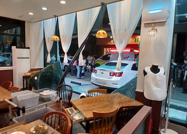 지난 11일 오후 인천 서구 청라동 한 중식당으로 승용차가 돌진하는 사고가 발생했다. 사진 인천소방본부