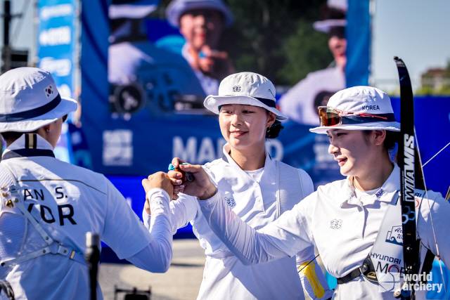 ▲ 한국 양궁 국가대표팀 임시현(가운데)이 지난 13일(현지 시간) 스페인 마드리드에서 열린 2025 현대 양궁 월드컵 4차 대회 여자 단체전 결승에서 강채영, 안산과 금메달을 합작한 뒤 기쁨을 나누고 있다.  세계양궁연맹 제공