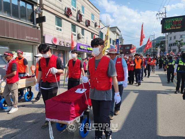 ▲ 대한석탄공사 마지막 탄광인 강원도 삼척시 도계광업소가 문을 닫은 30일 지역 주민들로 구성된 ‘대체산업 쟁취 대한석탄공사 폐광 반대 공동투쟁위원회’ 회원들이 정부세종청사 기획재정부 앞에서 폐광지역 경제진흥사업의 조속한 확정을 촉구하는 시위를 벌이며 3보 1배를 하고 있다.  본사DB