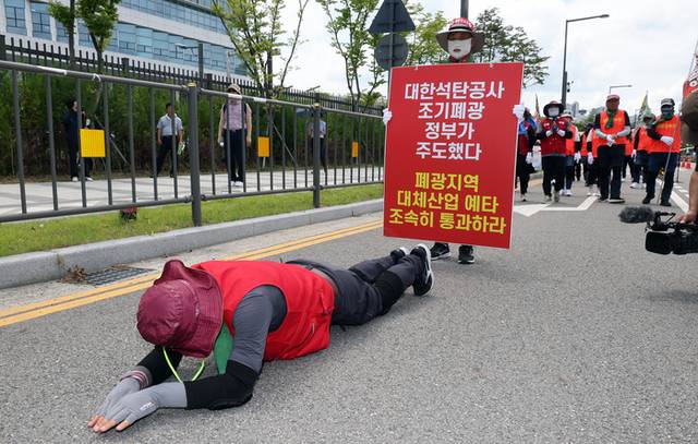 ▲ 대한석탄공사 마지막 탄광인 강원도 삼척시 도계광업소가 문을 닫은 30일 지역 주민들로 구성된 ‘대체산업 쟁취 대한석탄공사 폐광 반대 공동투쟁위원회’ 회원들이 정부세종청사 기획재정부 앞에서 폐광지역 경제진흥사업의 조속한 확정을 촉구하는 시위를 벌이며 3보 1배를 하고 있다.  연합뉴스