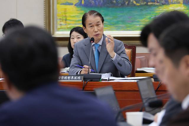 ▲ 권오을 국가보훈부 장관 후보자가 15일 서울 여의도 국회 정무위원회에서 열린 인사청문회에서 위원 질의에 답하고 있다.  연합뉴스