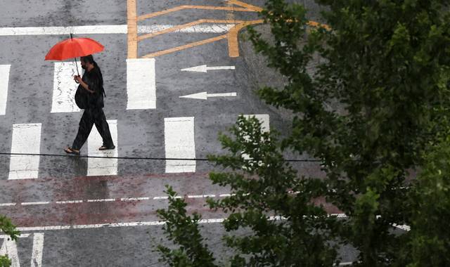 ▲ 지난 14일 오후 대전시 서구 둔산동 보라매공원을 지나는 시민들이 비를 피하기 위해 우산을 쓰고 있다. 연합뉴스