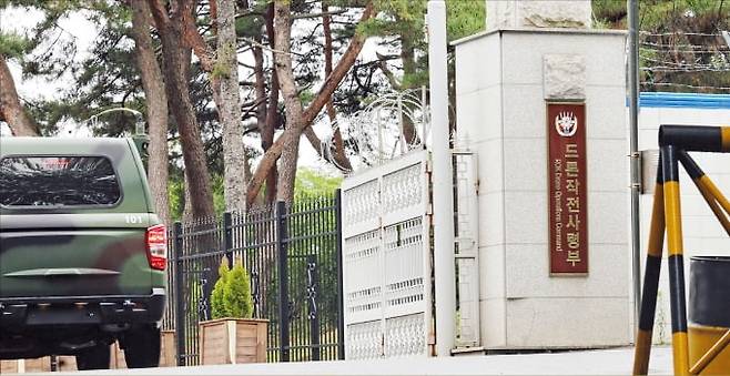 14일 경기 포천 드론작전사령부 정문으로 군용 차량이 들어가고 있다. 12·3 비상계엄 사태 관련 내란·외환 사건을 수사 중인 조은석 특별검사팀은 이날 드론작전사령부 등을 압수수색했다.   연합뉴스