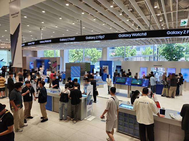 지난 12일 오후 서울 마포구 삼성스토어 홍대를 찾은 방문객들이 갤럭시Z폴드·플립7을 둘러보고 있다. 사진=김대영 기자